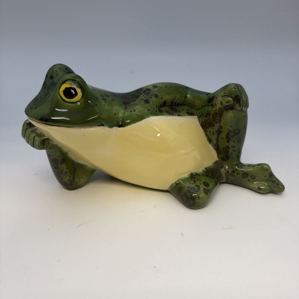 Herrlig Frog Laying On Side